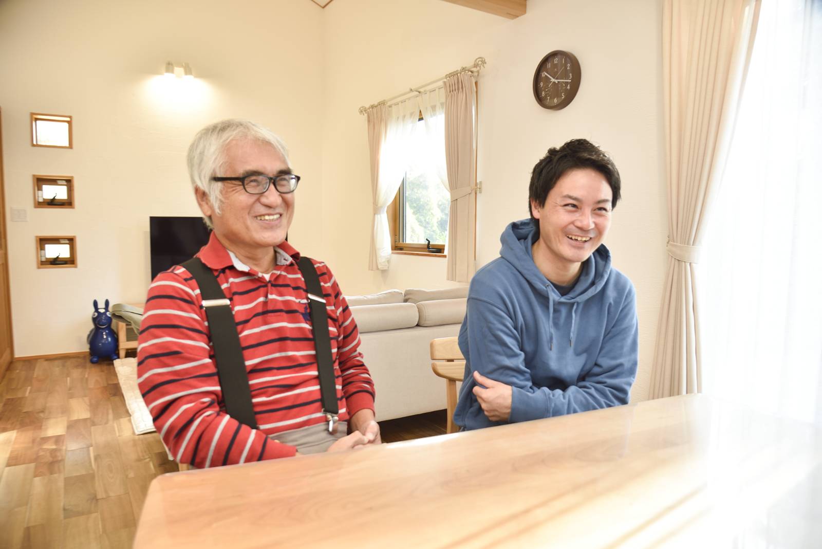 画像：インタビューを受ける敏治さんと彰太さん